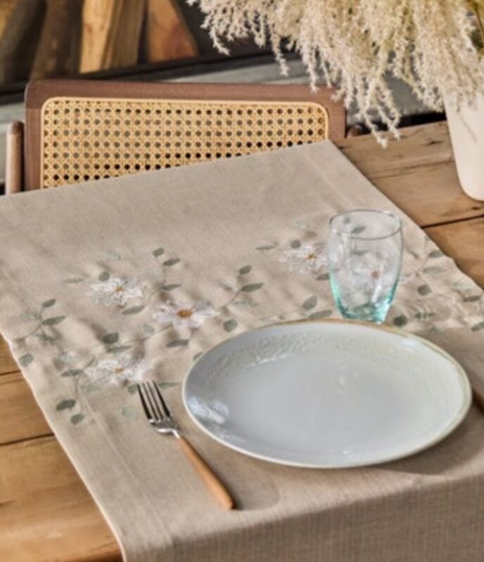 GARDENIA | Caminho de Mesa | Linho & Polyester - Image 1