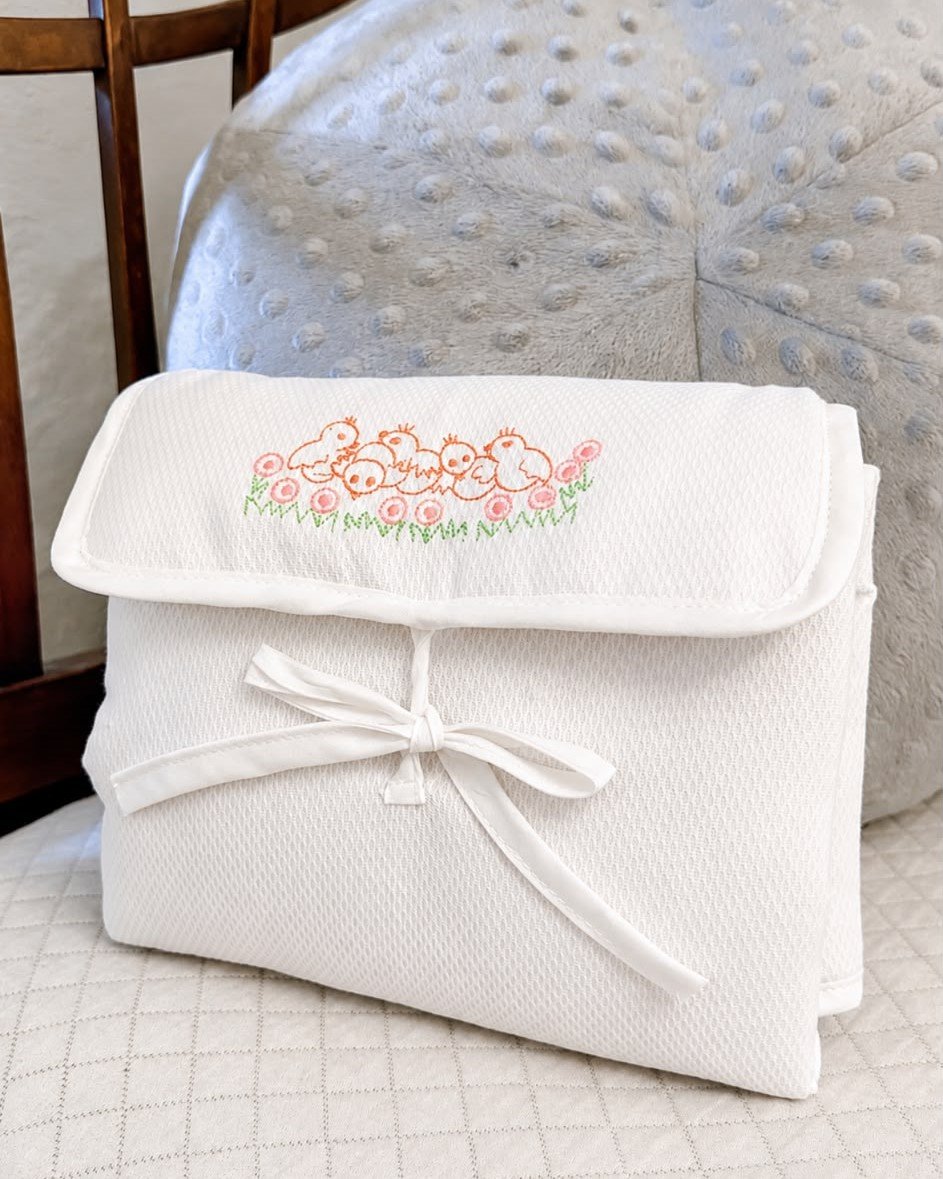 chafarica-guimaraes-portugal-texteis-bebe-toalha-capuz-recem-nascido-algodao-portugues-coleçao-pintainhos-rosa-fralda-babete-muda-fraldas-casa-banho-home-textil-baby-bordado-3 Pintainhos Rosa | Muda Fraldas | Algodão - Image 1