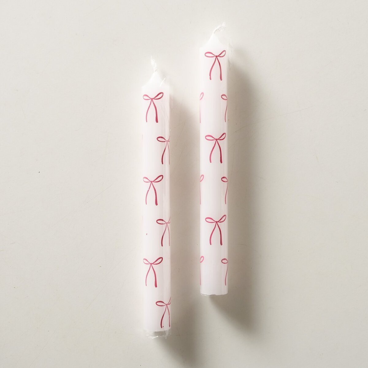 2059563-chafarica-guimaraes-portugal-conjunto-2-velas-laços-red-vermelhos-casa-quarto-decor-porta-velas-home-decor-candle-bow-cera-sem-aroma-cheiro-1 Conjunto de Duas Velas Cônicas - Coleção Laço - Image 2