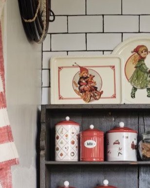 528001-chafarica-guimaraes-portugal-tabuleiro-servir-retangular-natal-christmas-tray-decoração-decor-casa-cozinha-peequeno-almoço-comida-house-kitchen-vermelho-verde-branco-menina-1 Tabuleiro Menina no Trenó - Image 2