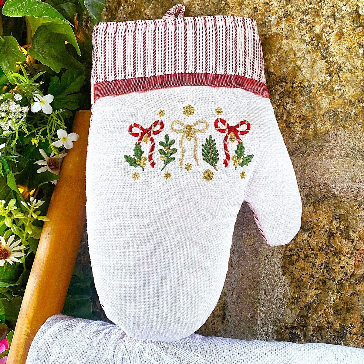 chafarica-guimaraes-portugal-textil-lar-linens-christmas-natal-avental-pega-luva-pano-mao-loiça-coleçao-laço-vermelho-branco-dourado-decor-casa-decoração-cozinha-sala-ceia-jantar-mesa- Luva de Cozinha - Coleção Laço - Image 3