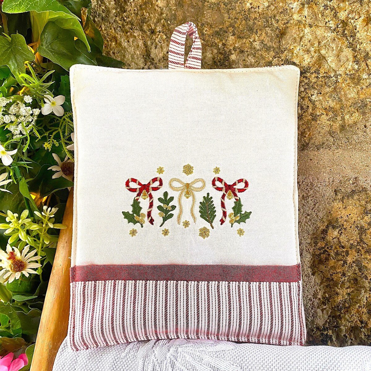 chafarica-guimaraes-portugal-textil-lar-linens-christmas-natal-avental-pega-luva-pano-mao-loiça-coleçao-laço-vermelho-branco-dourado-decor-casa-decoração-cozinha-sala-ceia-jantar-mesa--28 Pega de Cozinha - Coleção Laço - Image 3