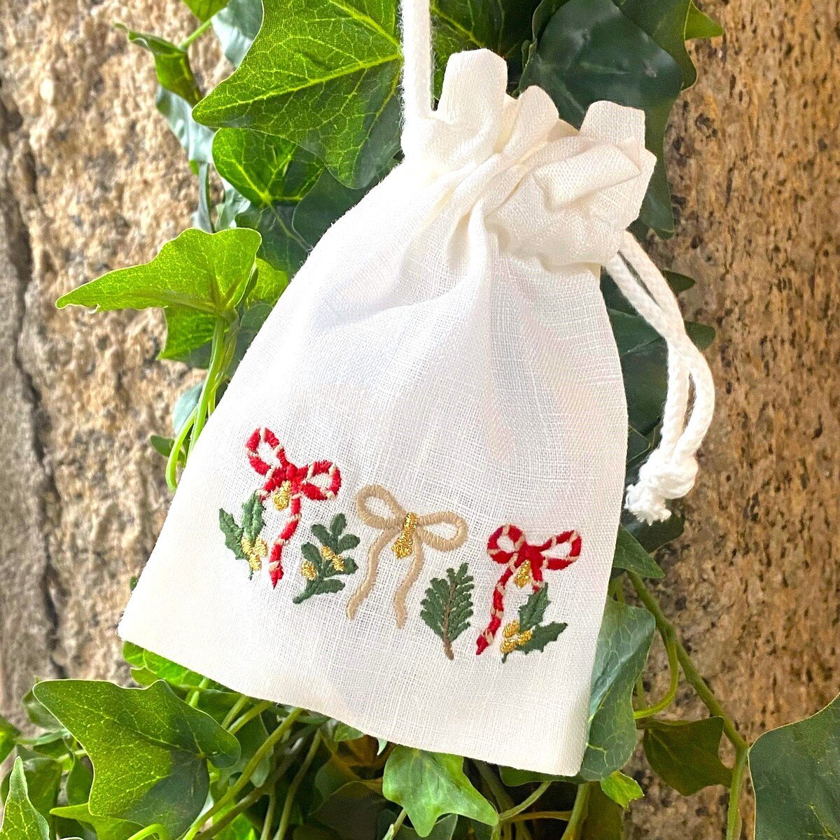 chafarica-guimaraes-portugal-textil-lar-linens-christmas-natal-avental-pega-luva-pano-mao-loiça-coleçao-laço-vermelho-branco-dourado-decor-casa-decoração-cozinha-sala-lavanda-bolsa-5 Saco com Lavanda - Coleção Laço - Image 3