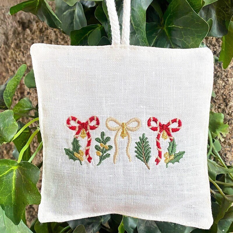 chafarica-guimaraes-portugal-textil-lar-linens-christmas-natal-avental-pega-luva-pano-mao-loiça-coleçao-laço-vermelho-branco-dourado-decor-casa-decoração-cozinha-sala-lavanda-bolsa Almofada com Lavanda  - Coleção Laço - Image 2