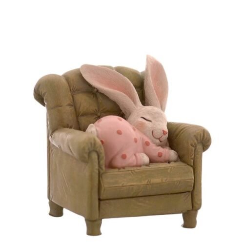 Coelho de Pijama Rosa a Dormir no Cadeirão