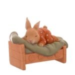 Coelho de Pijama Laranja a Dormir na Cama