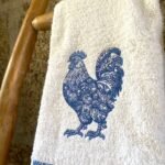 Pano de Felpo com Bordado - Coleção Galo Azul - Image 2