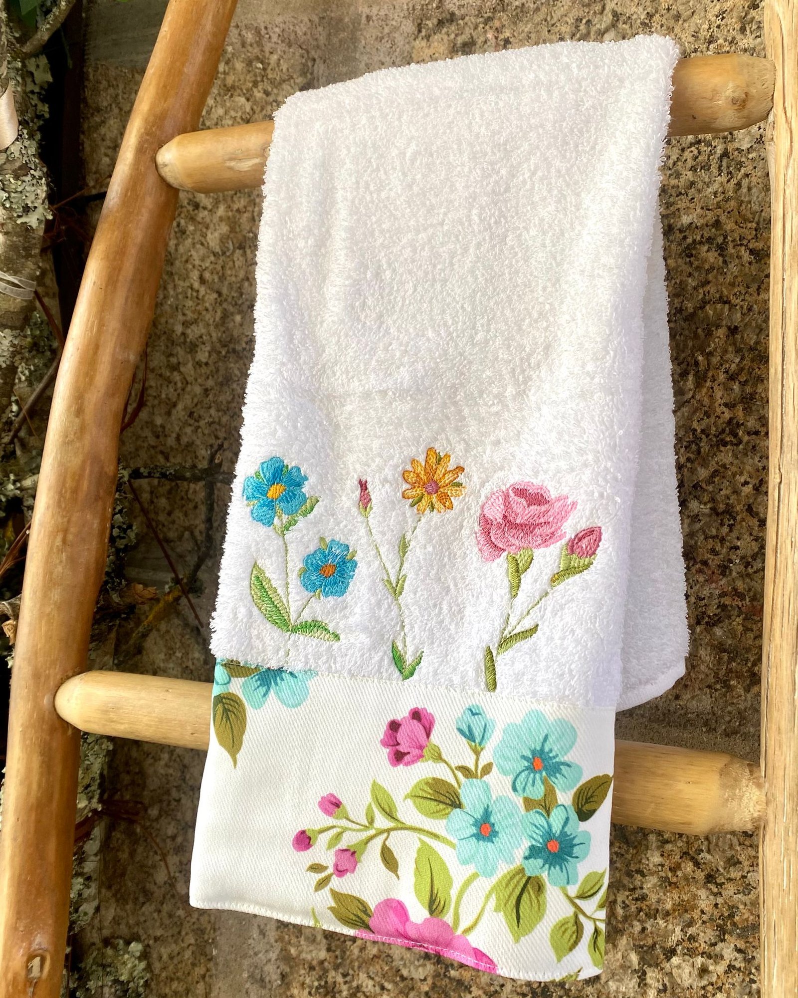 Pano de Felpo com Bordado – Coleção Flores